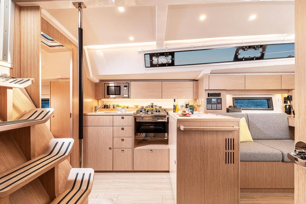 Sailing yacht 