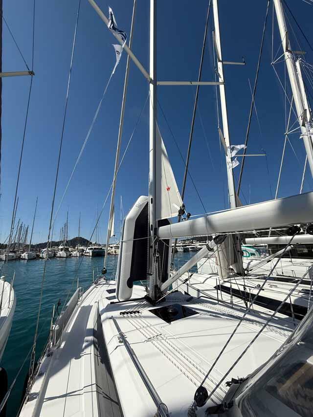 Sailing yacht 