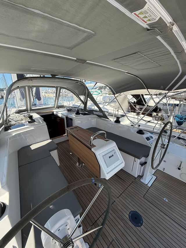 Sailing yacht 