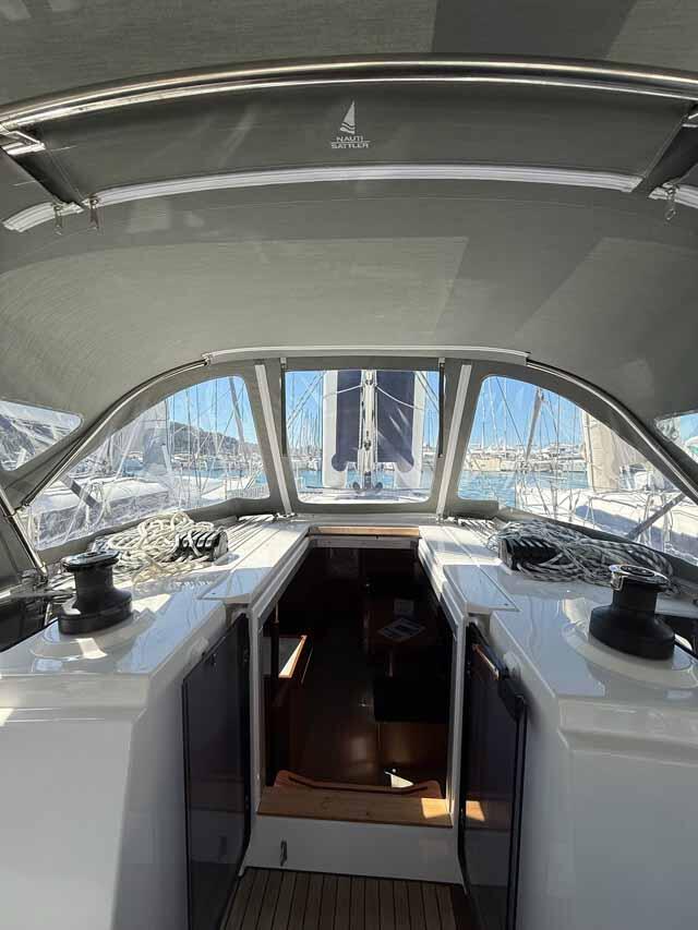 Sailing yacht 