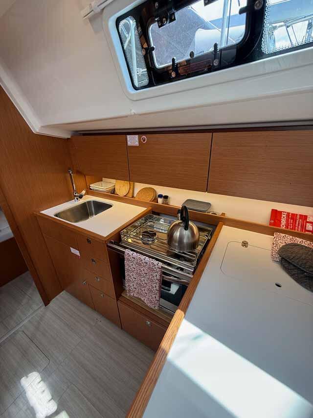 Sailing yacht 