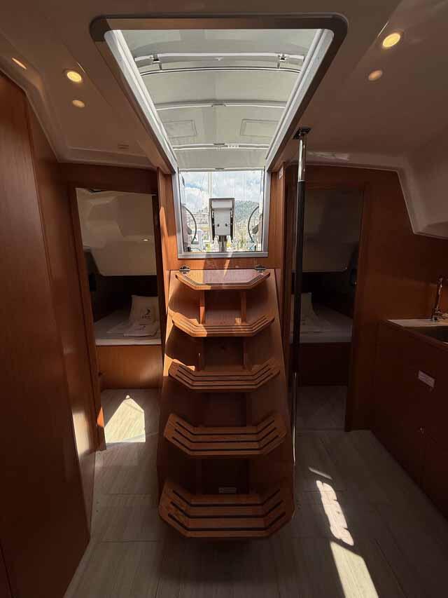 Sailing yacht 