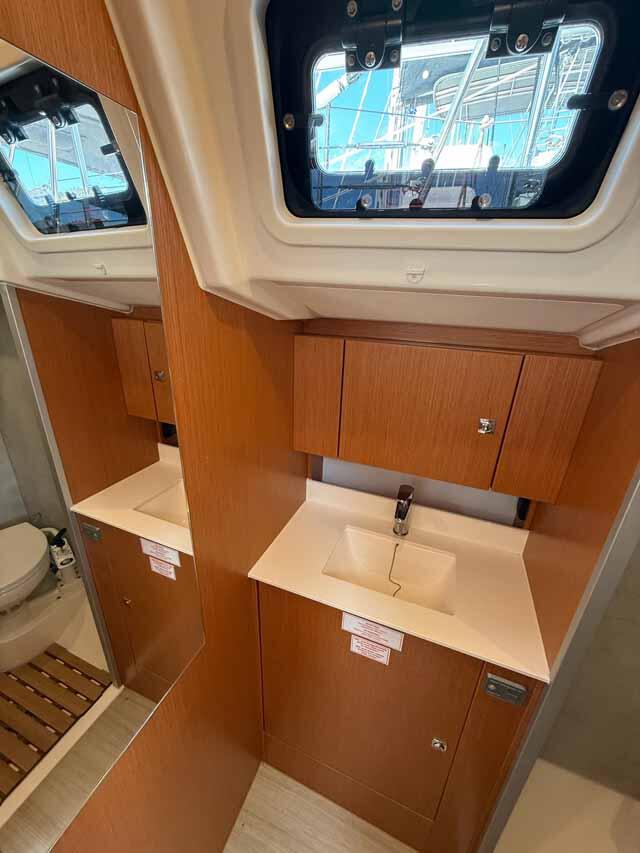 Sailing yacht 