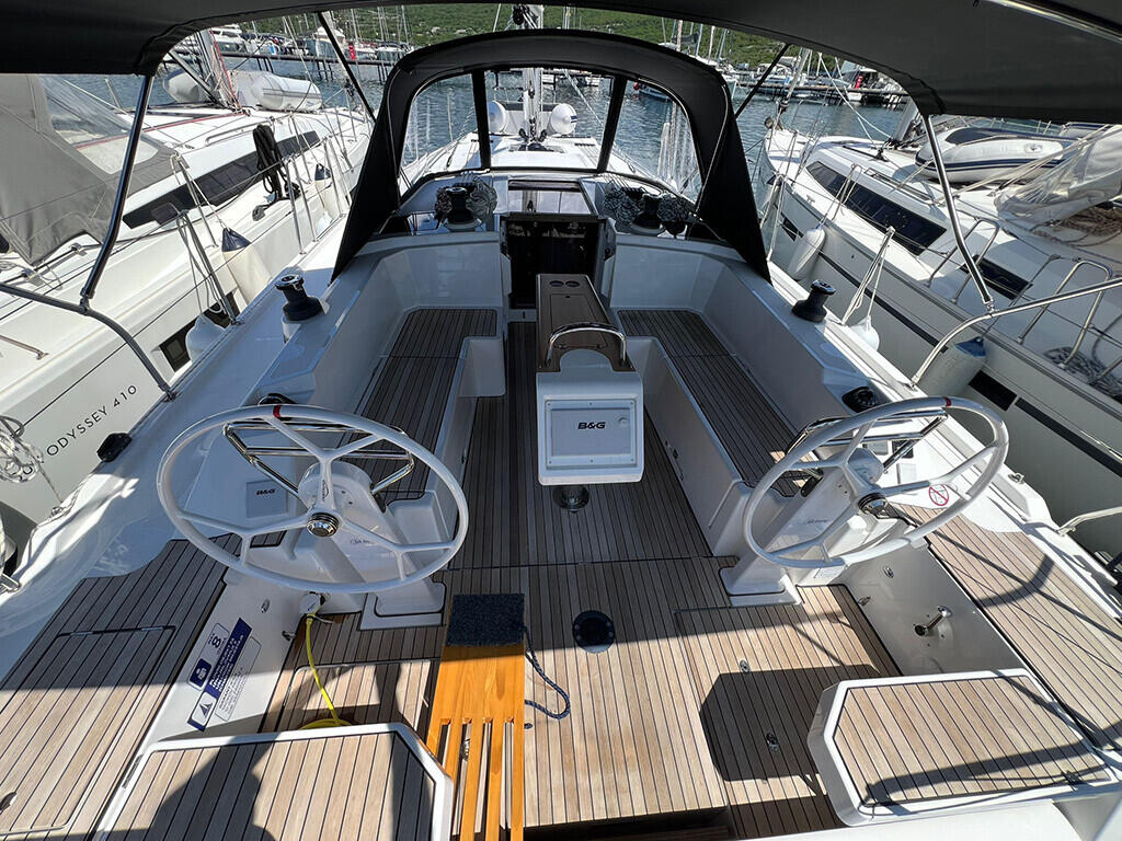 Sailing yacht 