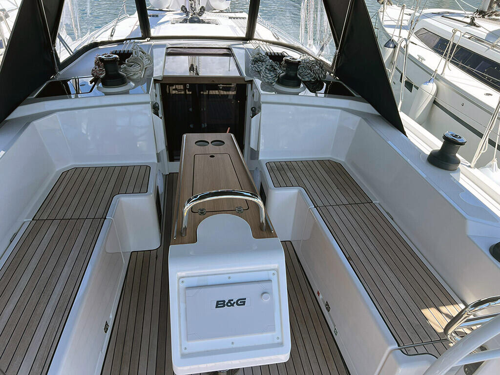 Sailing yacht 