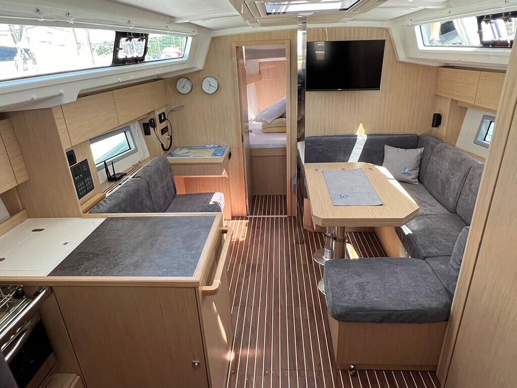 Sailing yacht 