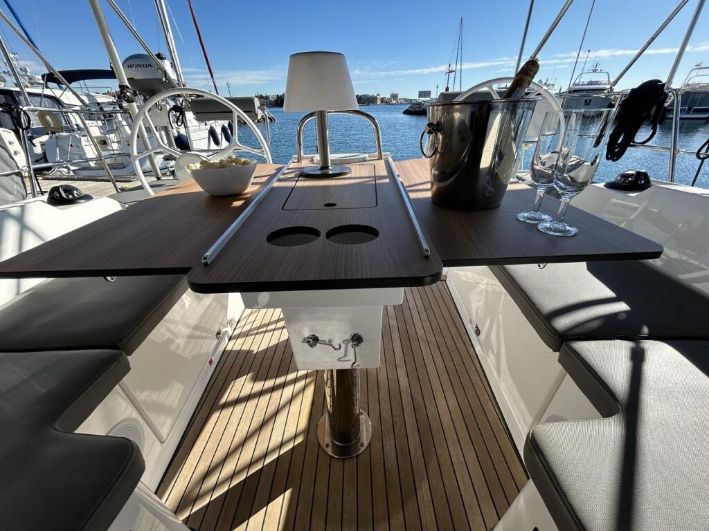 Sailing yacht 