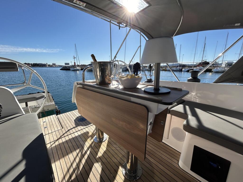 Sailing yacht 