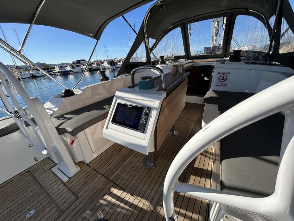 Sailing yacht 