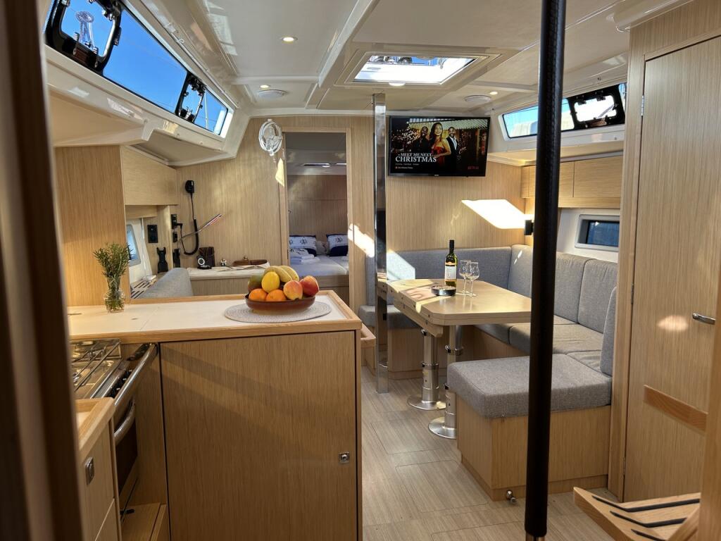 Sailing yacht 