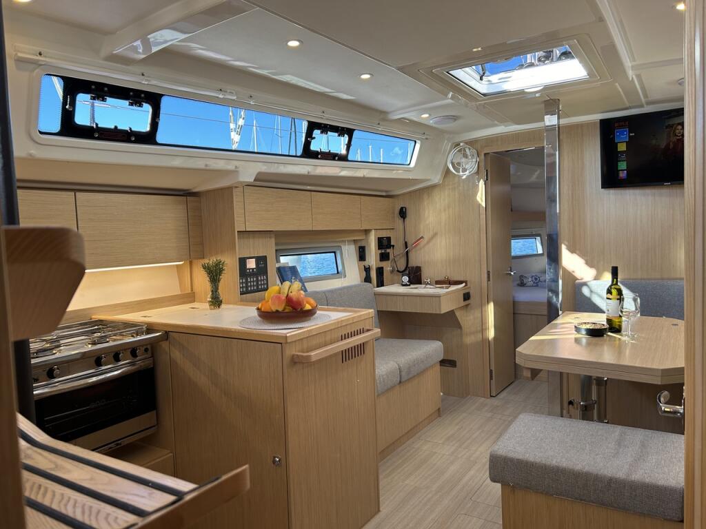 Sailing yacht 