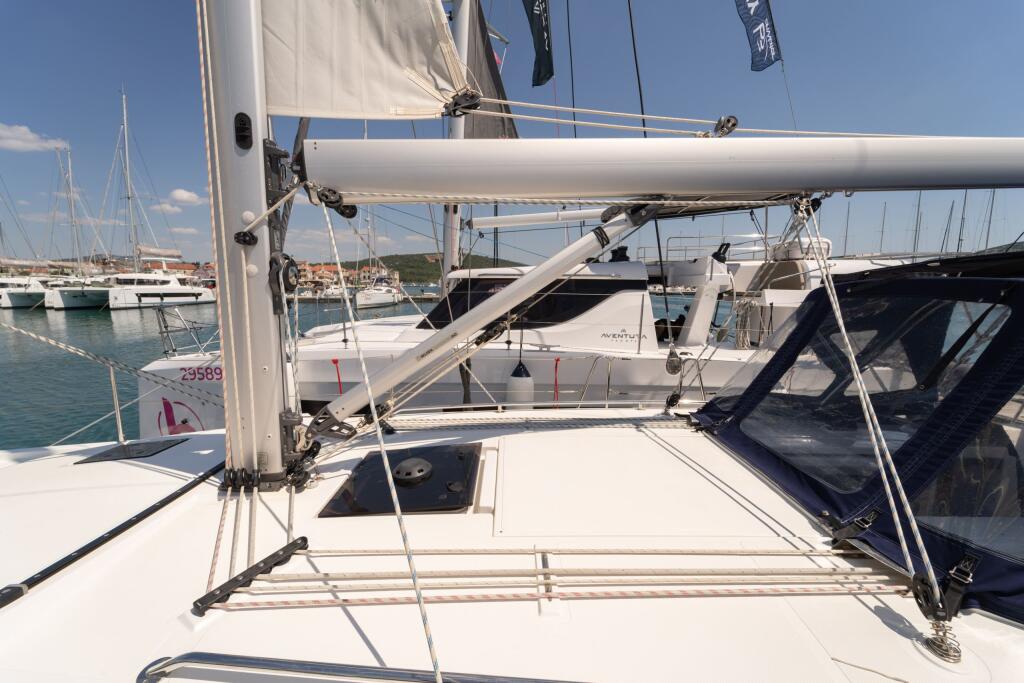 Sailing yacht 