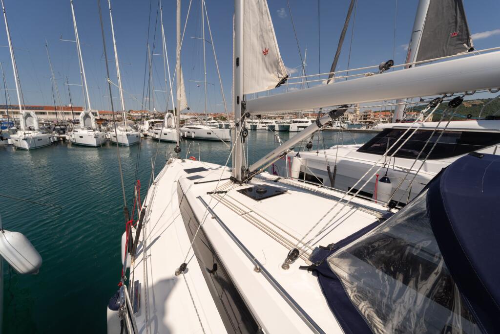 Sailing yacht 