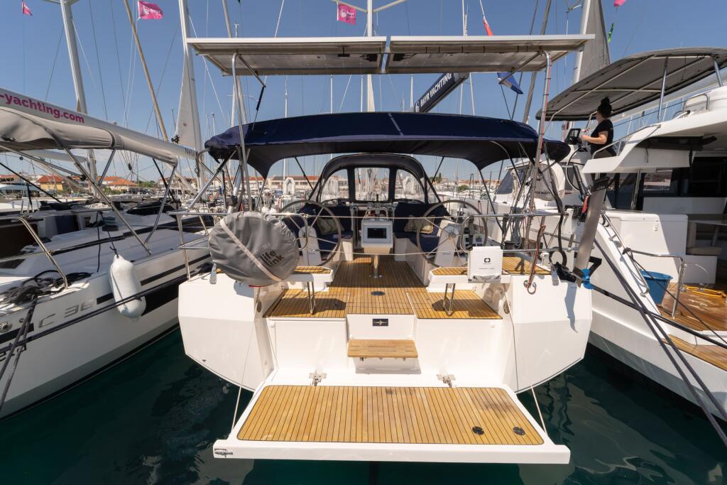 Sailing yacht 