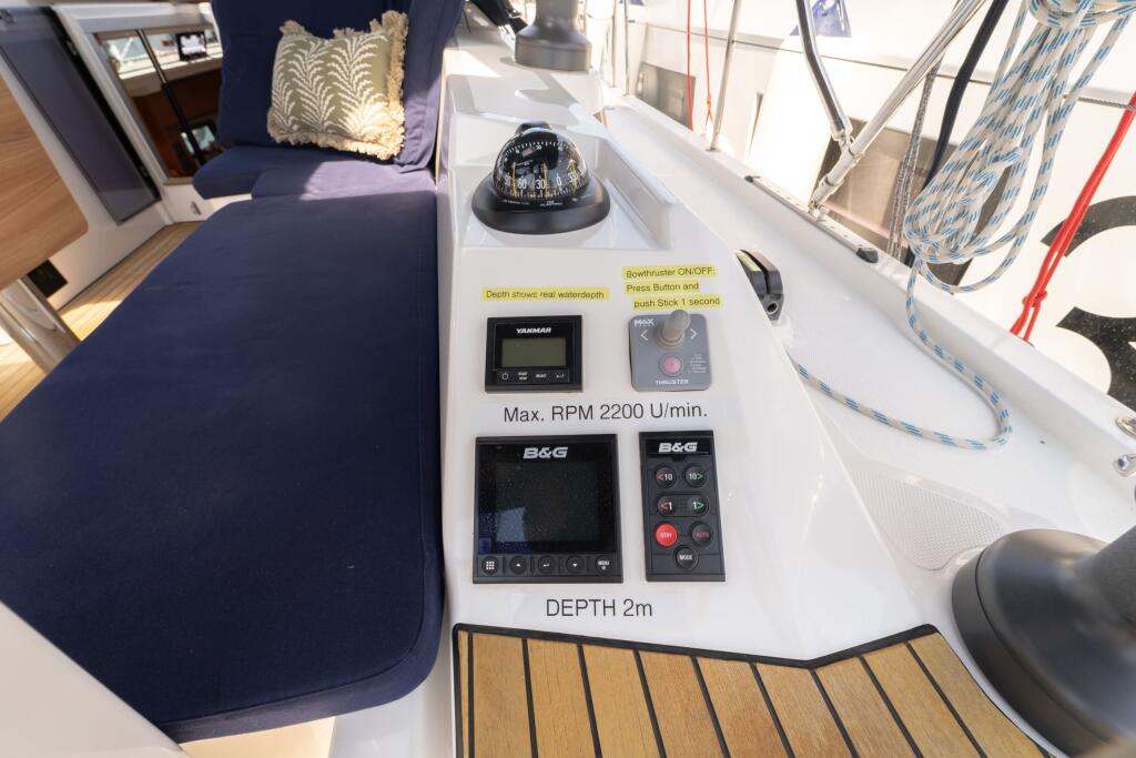 Sailing yacht 