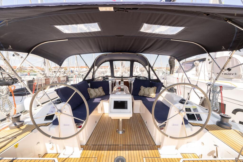 Sailing yacht 