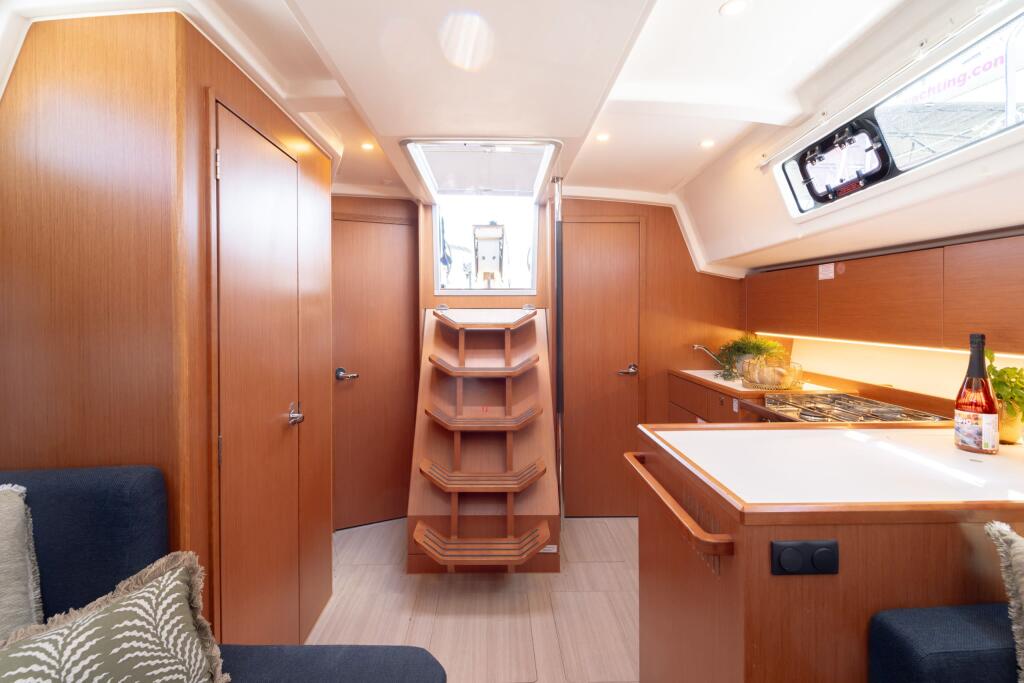 Sailing yacht 