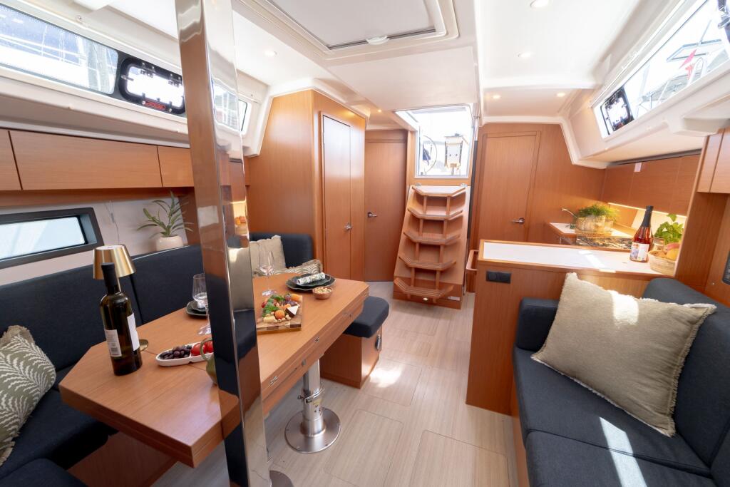 Sailing yacht 