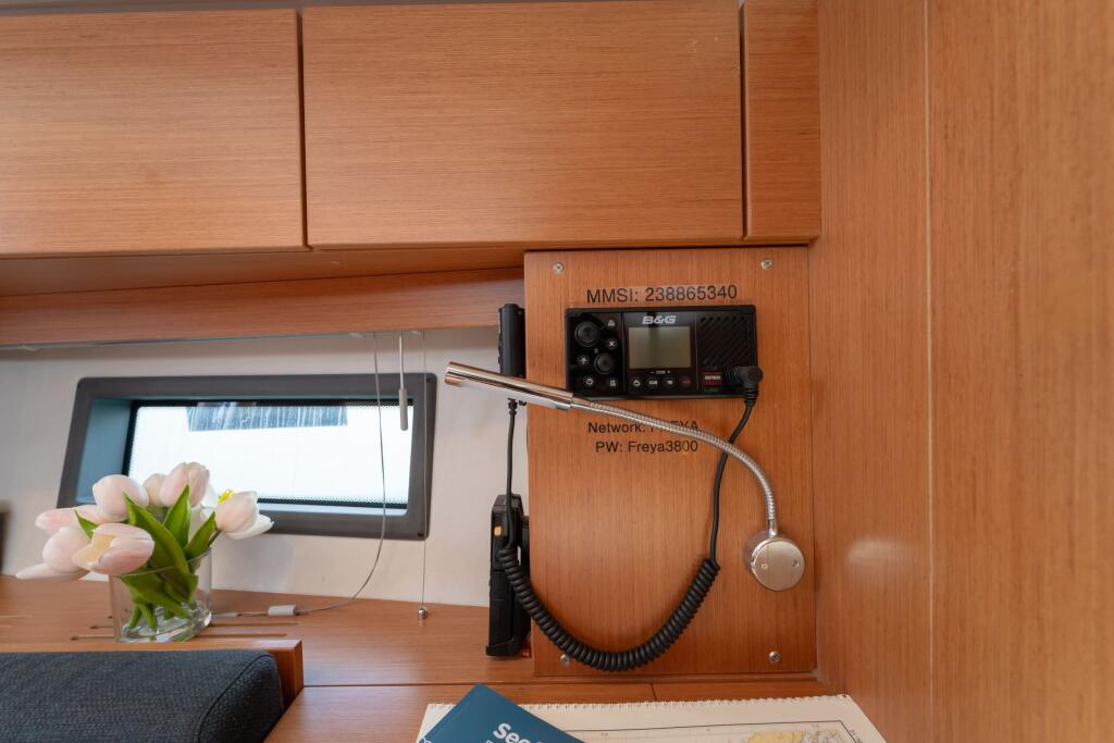Sailing yacht 