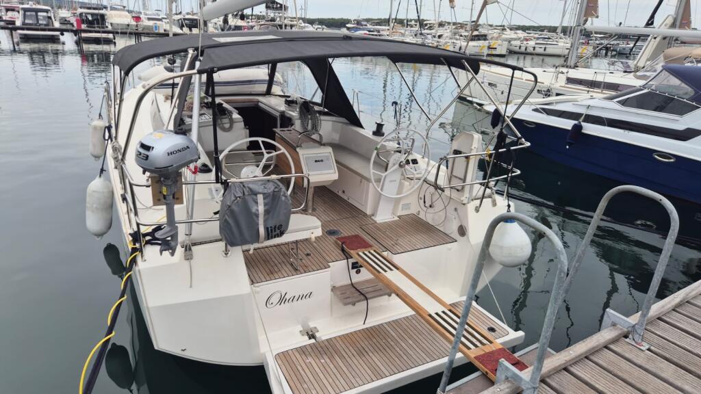 Sailing yacht 