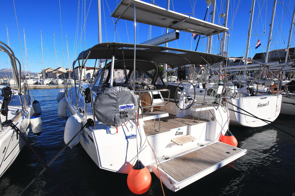 Sailing yacht 