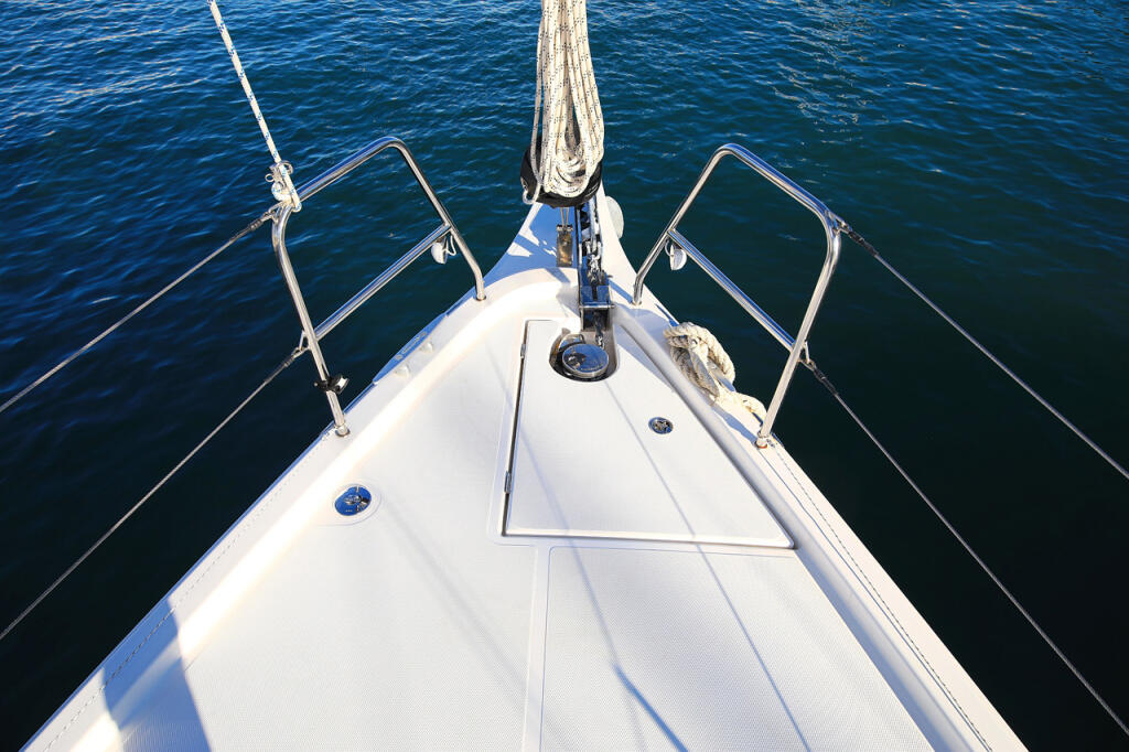 Sailing yacht 