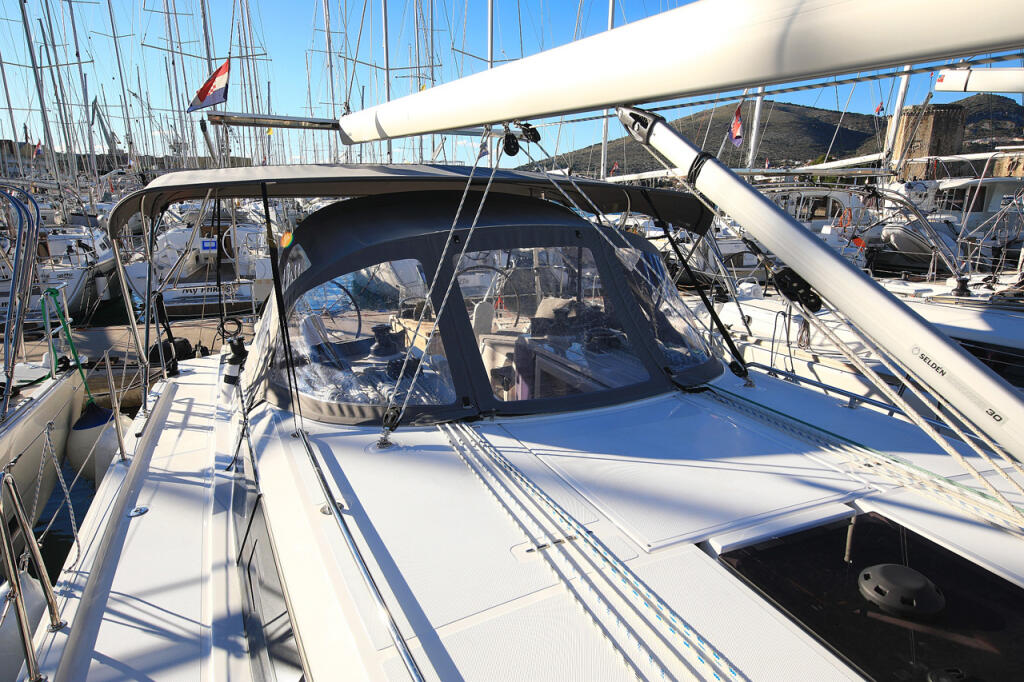 Sailing yacht 