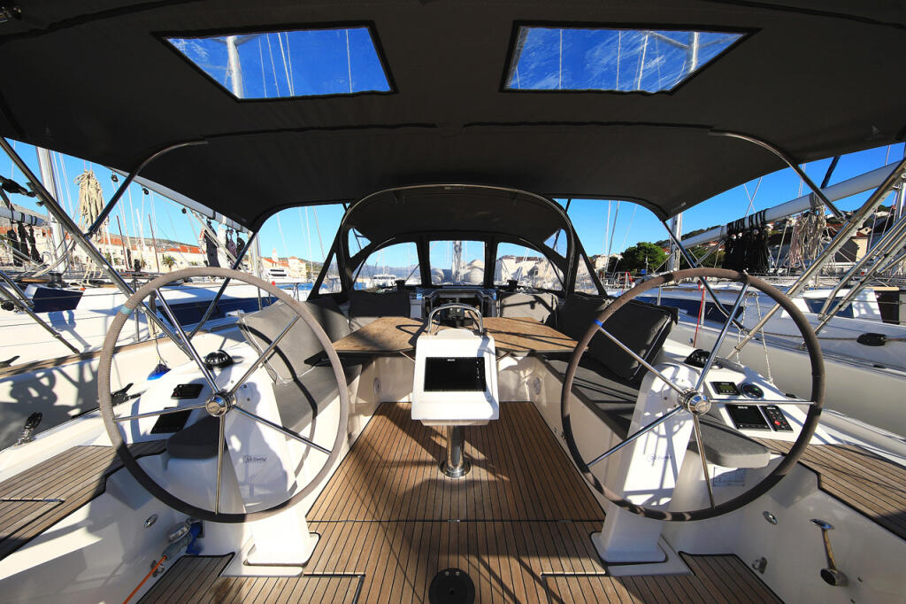 Sailing yacht 