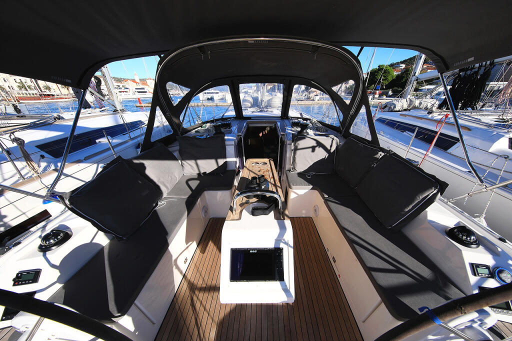 Sailing yacht 