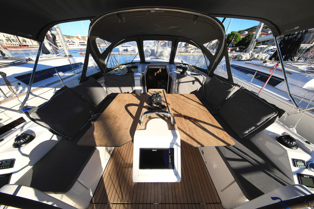 Sailing yacht 