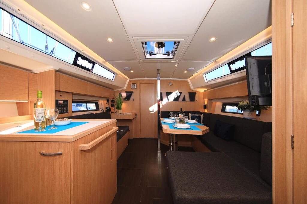 Sailing yacht 