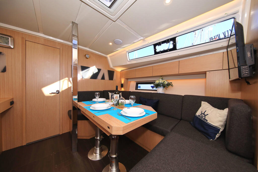 Sailing yacht 