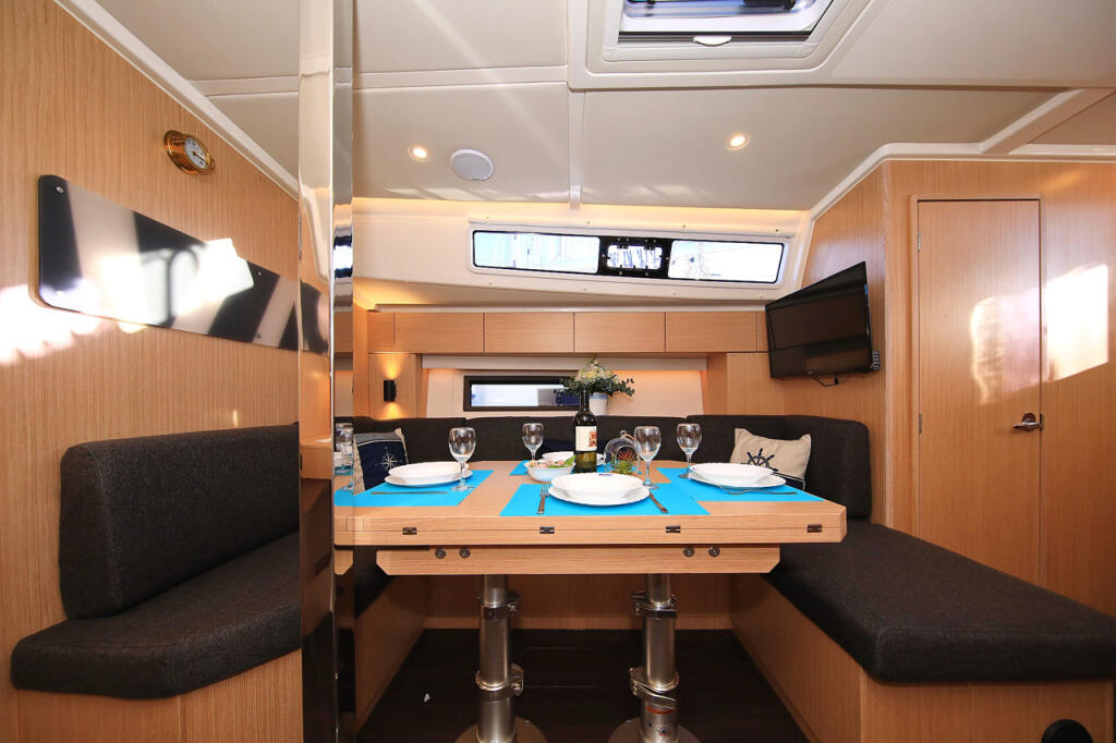 Sailing yacht 