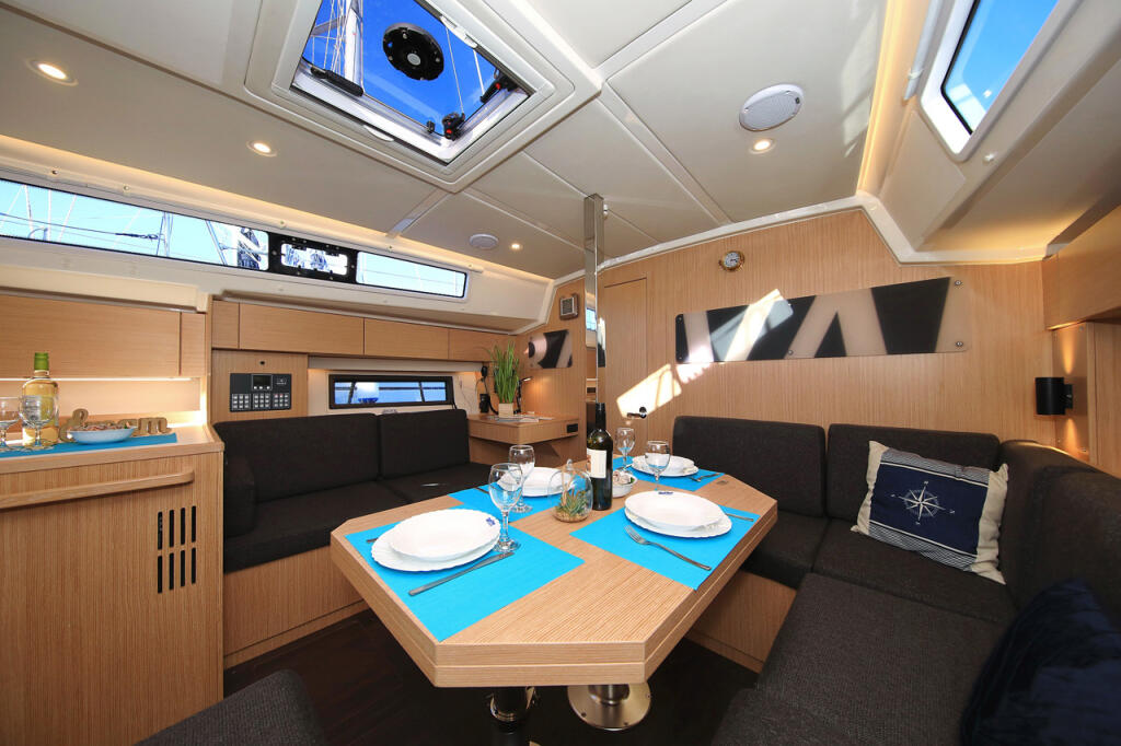 Sailing yacht 