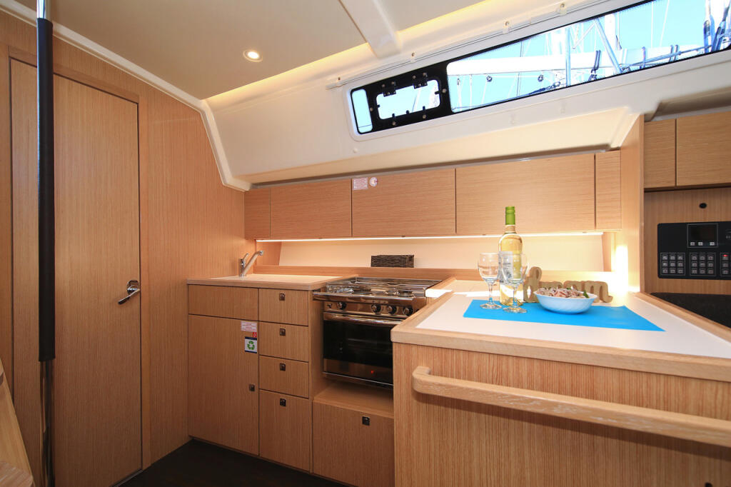 Sailing yacht 