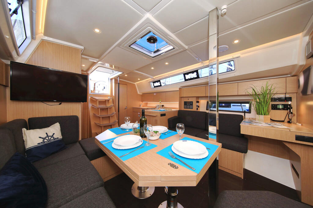 Sailing yacht 