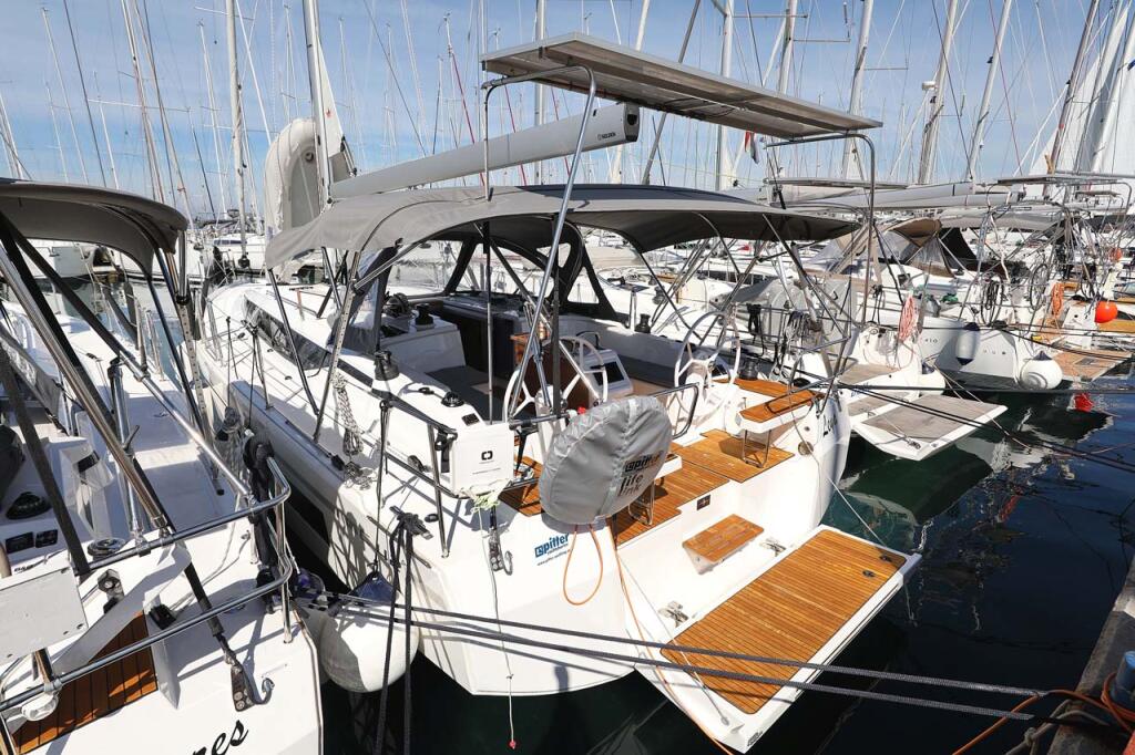 Sailing yacht 