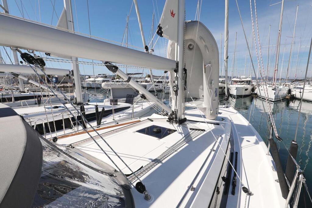 Sailing yacht 