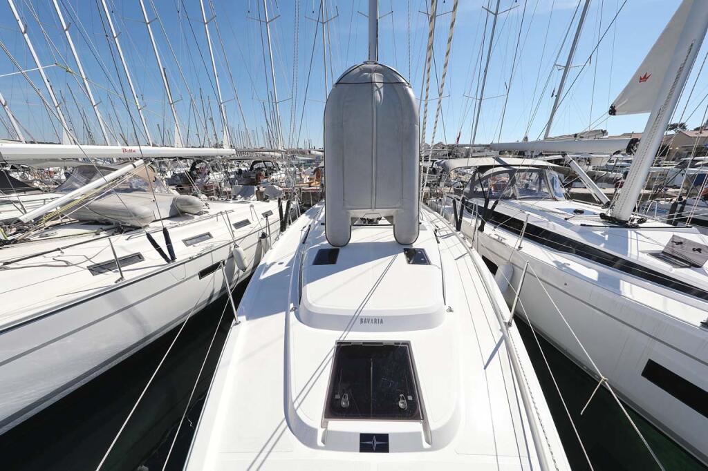Sailing yacht 