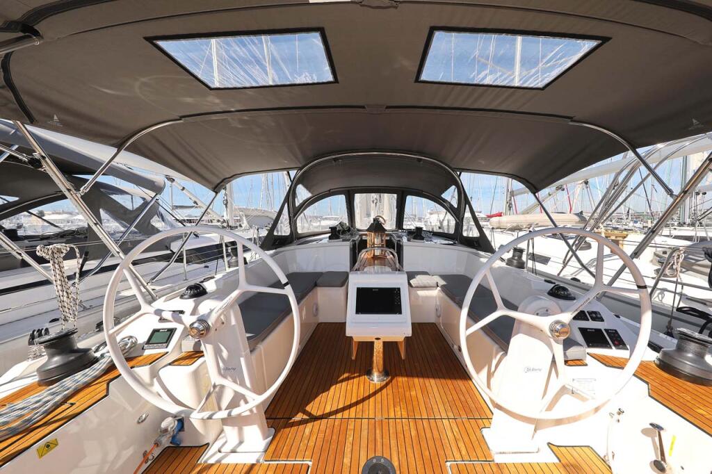 Sailing yacht 