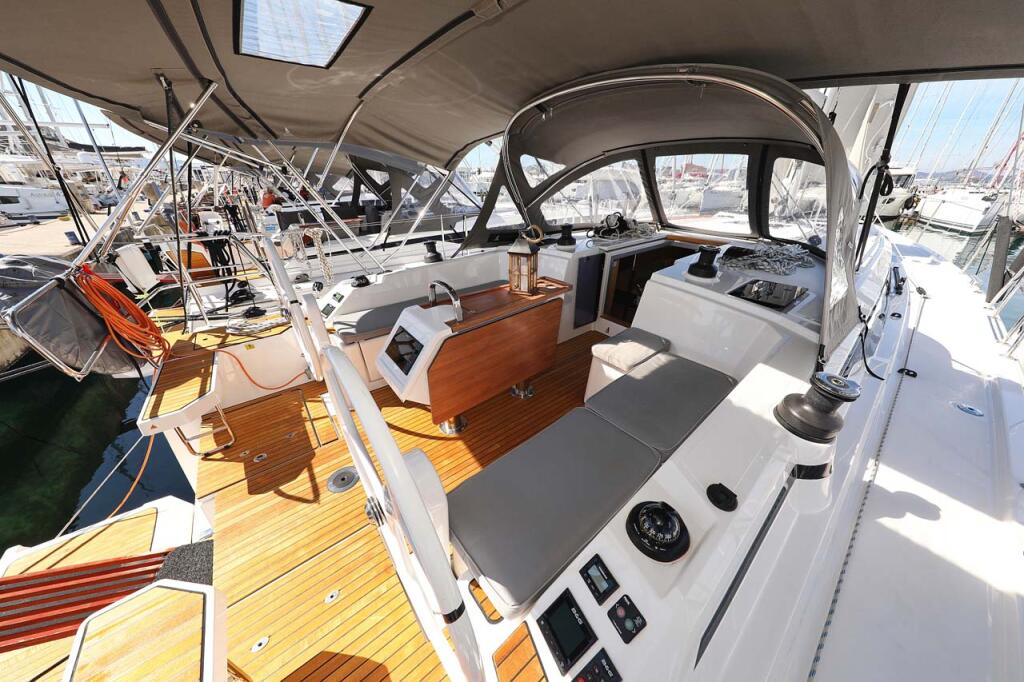Sailing yacht 