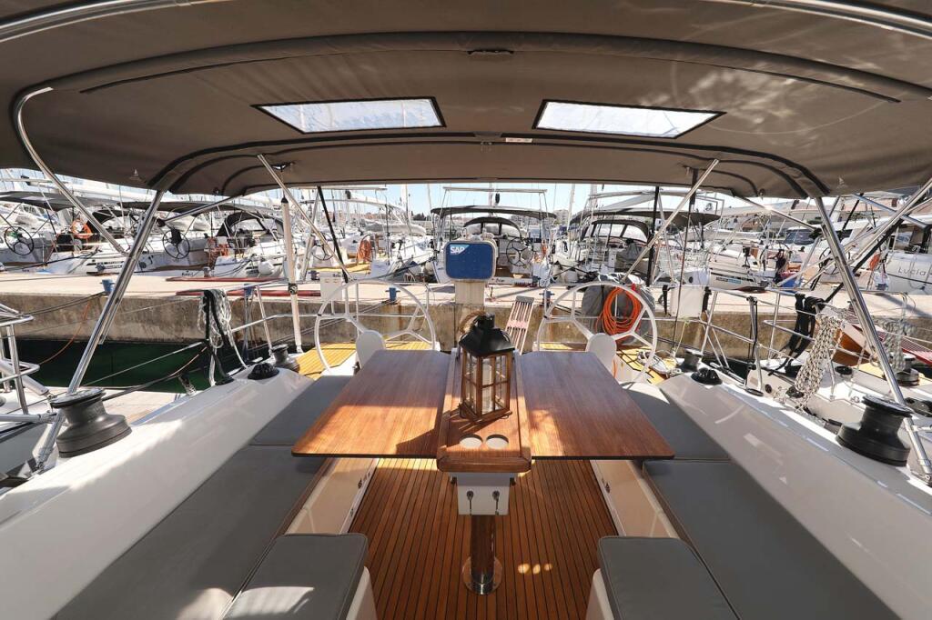 Sailing yacht 