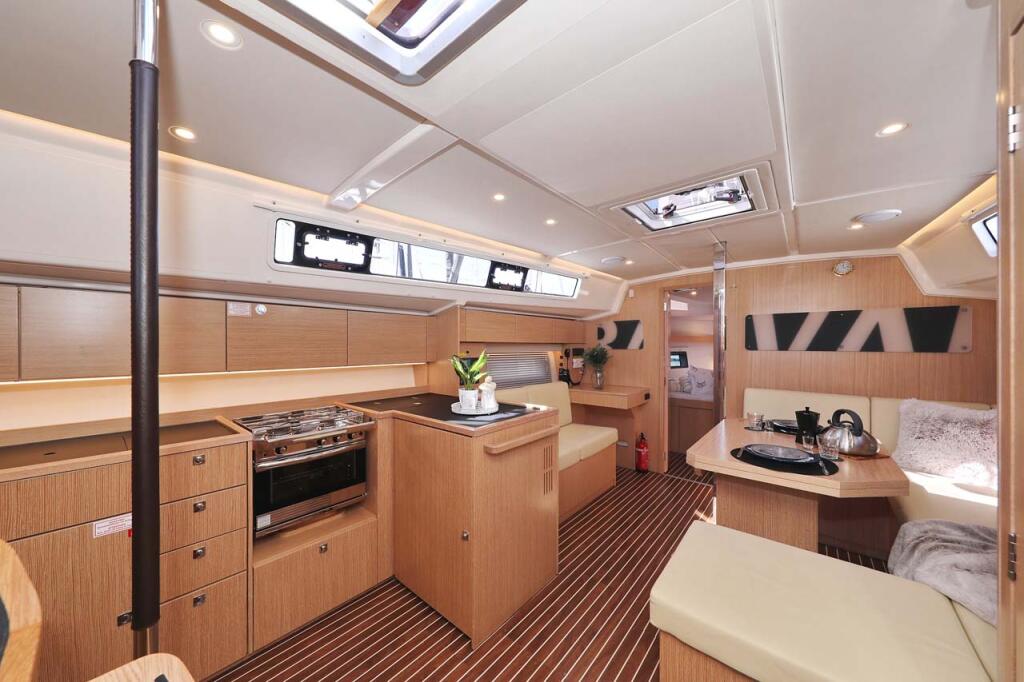 Sailing yacht 