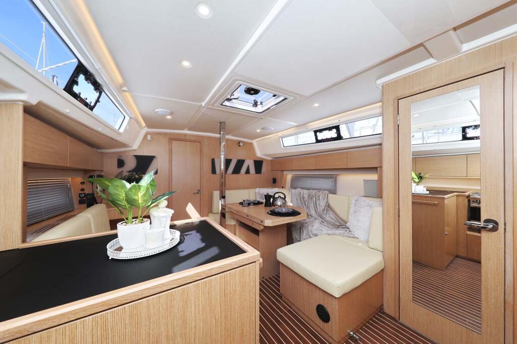 Sailing yacht 