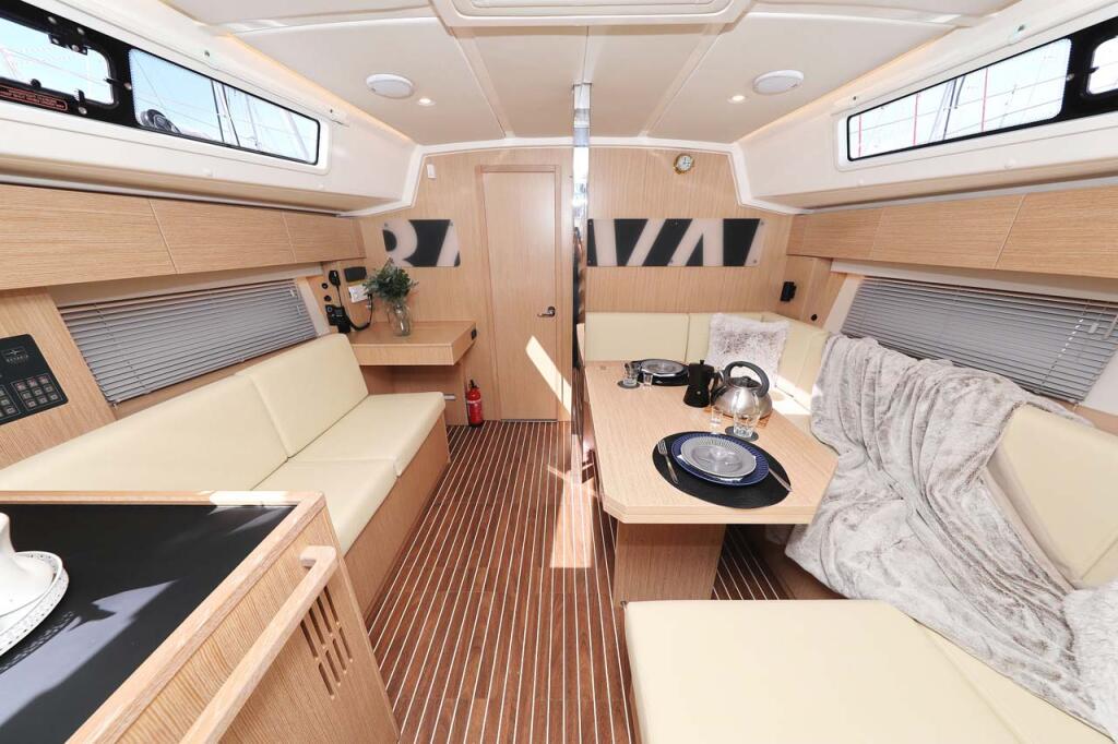 Sailing yacht 