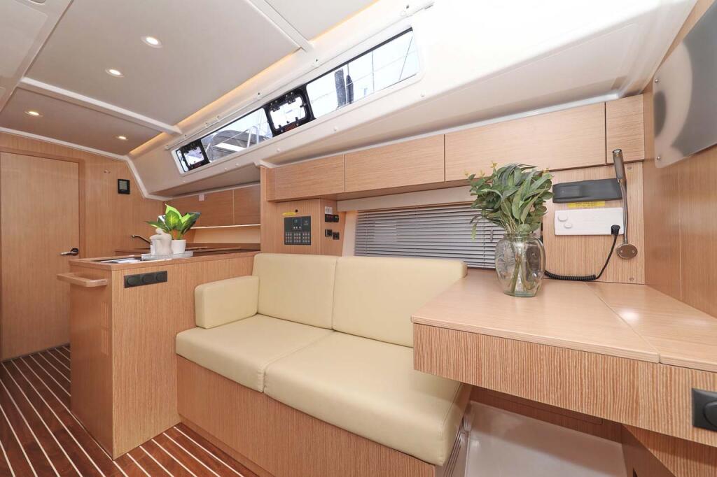 Sailing yacht 