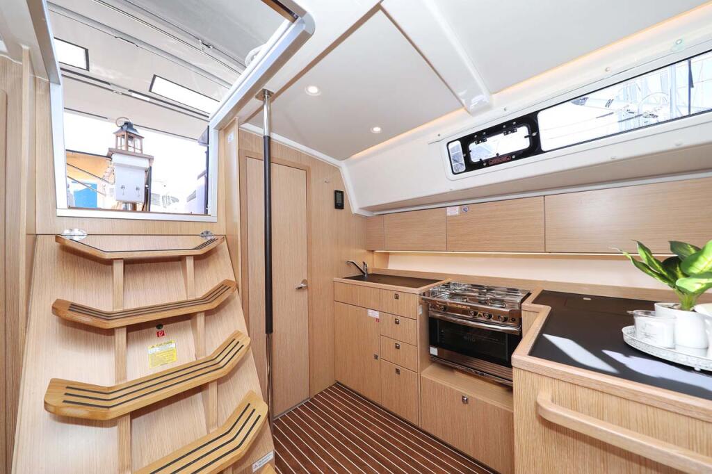 Sailing yacht 