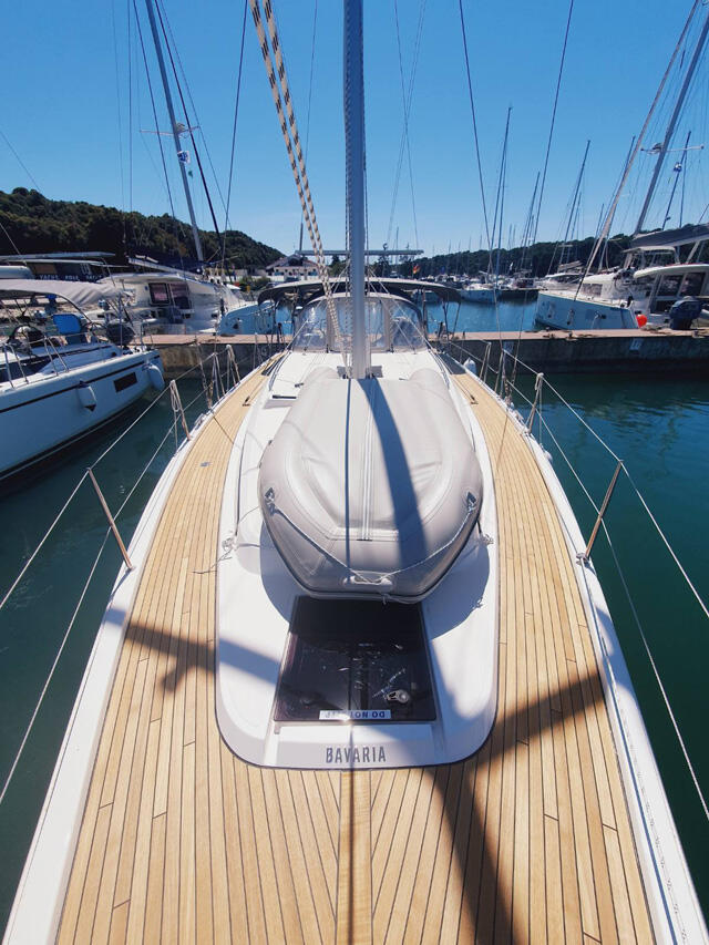 Sailing yacht 