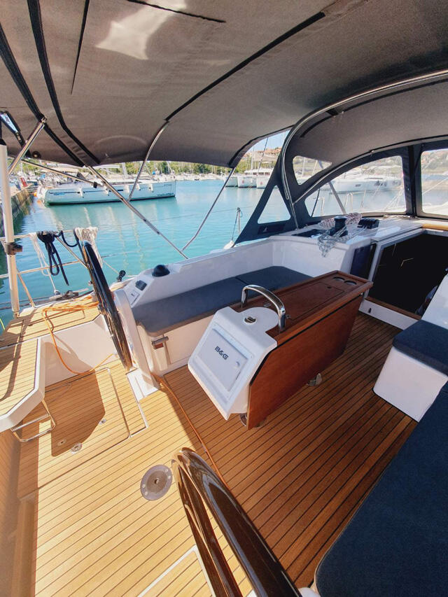 Sailing yacht 