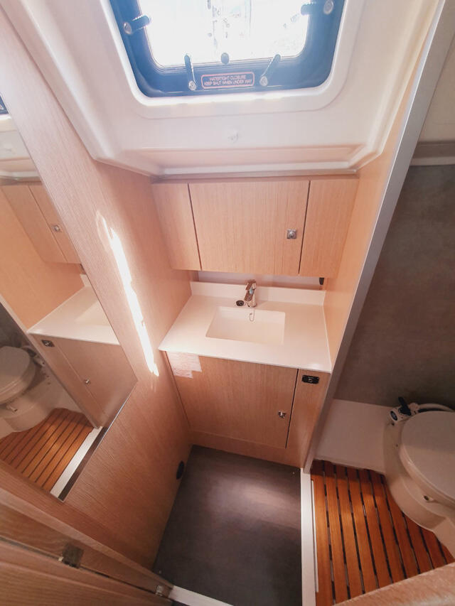 Sailing yacht 